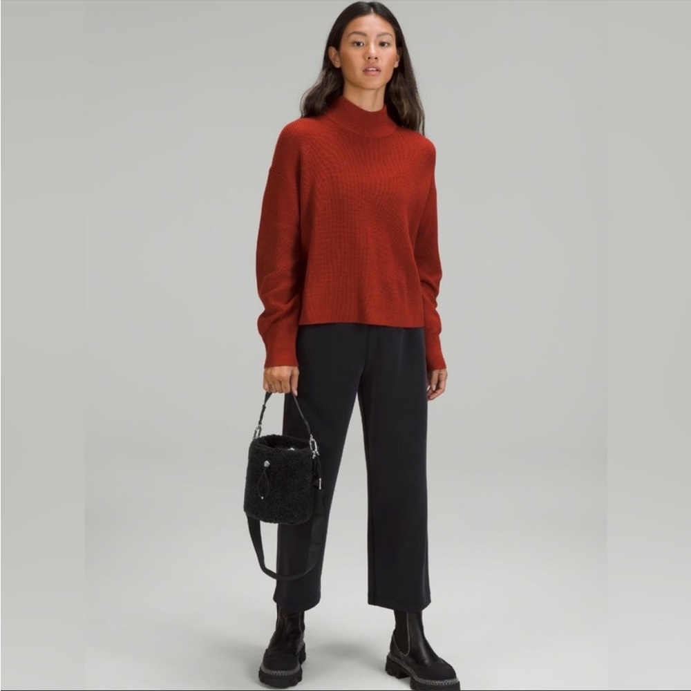 Lululemon Fleece Bucket Bag Crossbody - Picture 7 of 9
